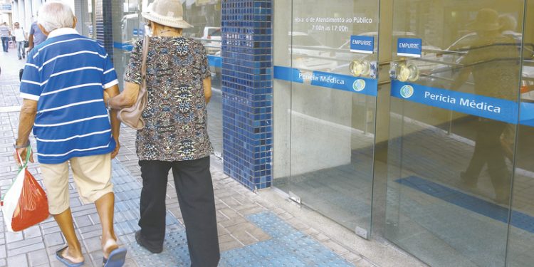 Primeira parcela do 13º salário começa a ser depositada nesta sexta-feira (24) aos beneficiários do INSS