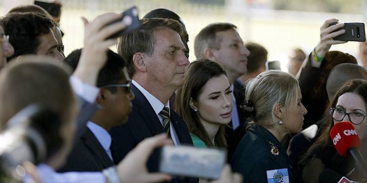 Depois de minimizar coronavírus, Bolsonaro diz que governadores são responsáveis por mortes