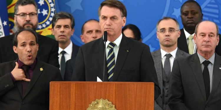 Bolsonaro contra-ataca, diz que Moro mentiu e o acusa de chantagem