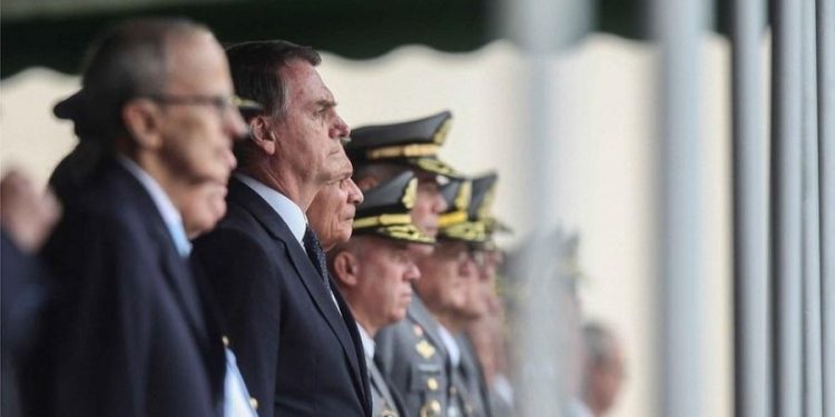 Estudo do Exército contraria Bolsonaro e apoia isolamento horizontal