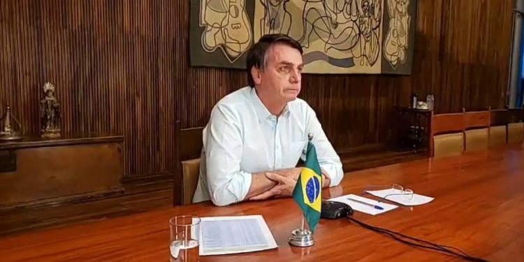 Em live com religiosos, Bolsonaro contraria especialistas e diz que vírus está indo embora