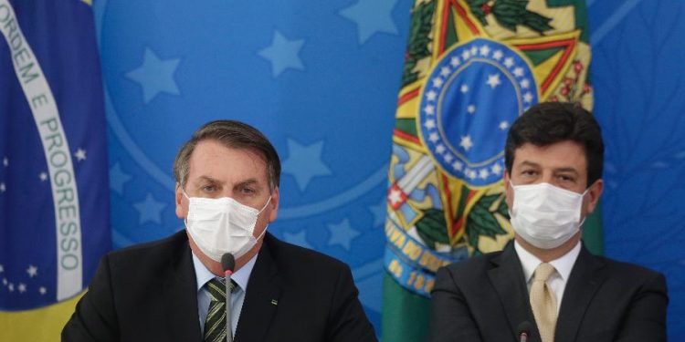 Bolsonaro ameaça, mas desiste de demitir Mandetta