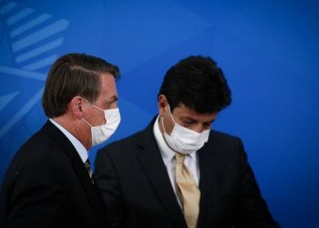 O presidente Jair Bolsonaro ao lado do ministro da Saúde Luiz Henrique Mandetta em coletiva no Planalto (Foto: Pablo Jacob/Agência O Globo)