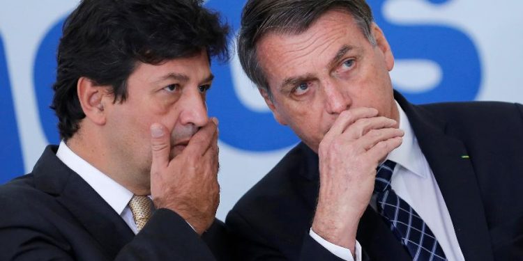 Em live, Bolsonaro dá recado a Mandetta: “Paciente pode trocar de médico”