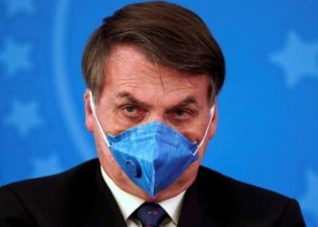 Máscara N95, usada por Bolsonaro, é uma das mais avançadas, mas não protege os olhos (Foto: Reuters)