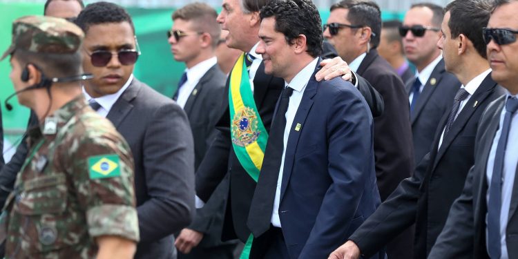 Bolsonaro cita Vaza Jato e posta foto abraçado com Sergio Moro