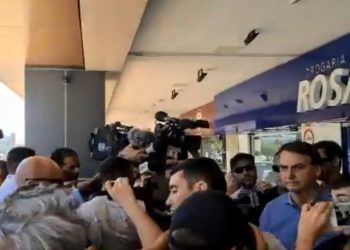 O presidente Jair Bolsonaro visita uma farmácia em Brasília e é cercado por jornalistas e apoiadores (Foto: Reprodução/Twitter/@patriotas)