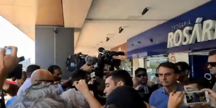 Contrariando novamente as recomendações do MS para evitar a propagação do novo coronavírus, Bolsonaro passeia pelo DF