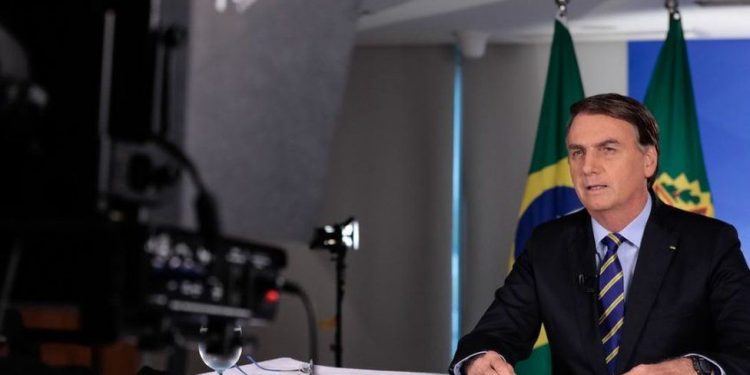 Bolsonaro oscila entre ponderação e agressividade no intervalo de 2h na TV