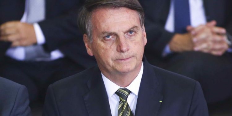 Longe do pico do surto, coronavírus já matou mais do que previsão de Bolsonaro