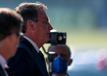 O presidente Jair Bolsonaro fala a apoiadores na saída do Palácio da Alvorada, nesta manhã (Foto: Pedro Ladeira/Folhapress)