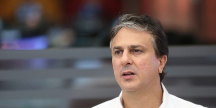Salário de servidores públicos do Ceará não serão reduzidos, garante Camilo Santana