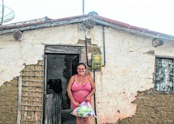 Dona de casa em Limoeiro do Norte recebe kit de alimentos e itens básicos de higiene (Foto: Divulgação)