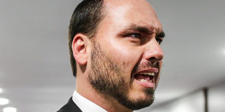 Delegados da PF apontam ‘crise de confiança’ com indicação ligada a Carlos Bolsonaro