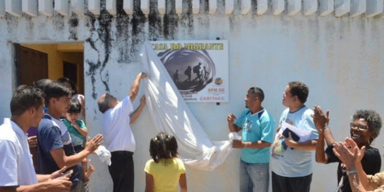 Campanha arrecada alimentos, dinheiro e produtos de higiene para migrantes e catadores do Cariri