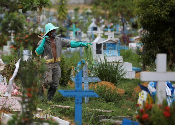 Coveiro aguarda chegada de corpo em cemitério em Manaus (Foto: Bruno Kelly/Reuters)
