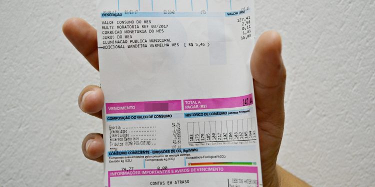 Governo destinará R$ 900 milhões para bancar conta de luz de famílias de baixa renda