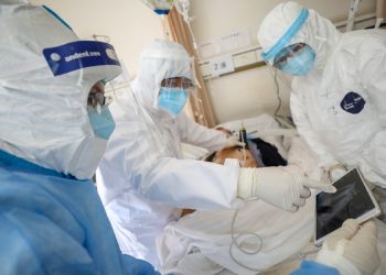 Médicos atendem paciente com coronavírus em hospital de Wuhan (Foto: China Daily/Reuters)