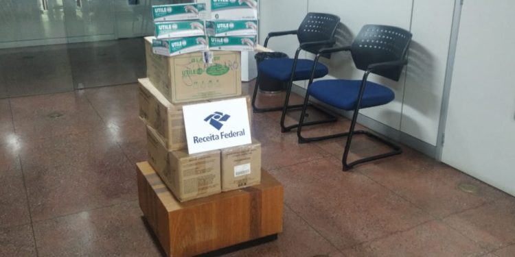 Receita Federal doa luvas e máscaras apreendidas para hospital de Barbalha