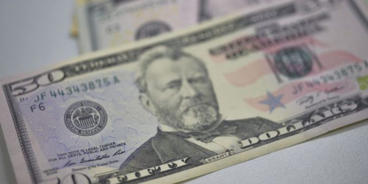 Dólar sobe para R$ 5,24 e fecha no maior valor em nove dias