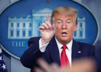 Questionado sobre atitudes de Bolsonaro, Trump diz que estuda banir voos do Brasil