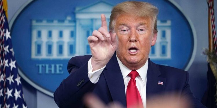 Questionado sobre atitudes de Bolsonaro, Trump diz que estuda banir voos do Brasil