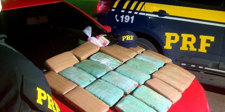 Dupla é presa em flagrante ao transportar 22 kg de maconha pela BR-222