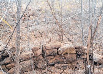 Pesquisadores identificaram estruturas rochosas que, supostamente, seriam utilizadas como trincheiras (Foto: Jardel Soares)