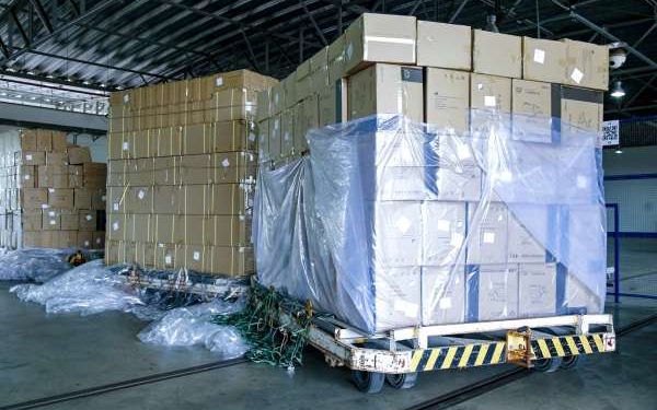 Quase 90 toneladas de insumos comprados pelo Governo do Ceará para combater a Covid-19 desembarcam neste domingo (26)