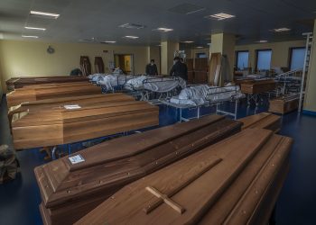 Funcionários de uma funerária preparam caixões em Bérgamo (Itália) (Foto: EFE/EPA/FOTOGRAMMA)