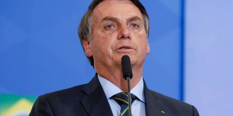 Bolsonaro contraria AGU e diz que recorrerá para ter Ramagem na PF: ‘Quem manda sou eu’