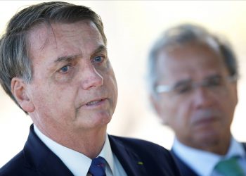 Jair Bolsonaro e Paulo Guedes (Economia) conversa com apoiadores na saída do Palácio da Alvorada (Foto: Ueslei Marcelino/Reuters)