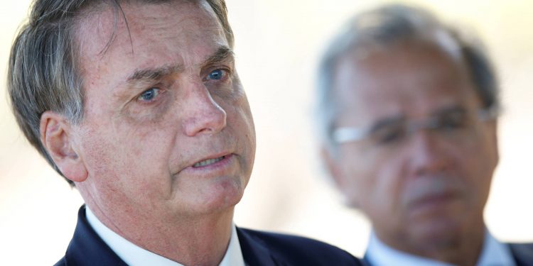 Bolsonaro amplia atividades essenciais e inclui serviços para caminhoneiros