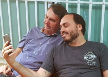 O ex-presidente Jair Bolsonaro e seu filho Carlos, vereador do Rio (Foto: Reprodução)