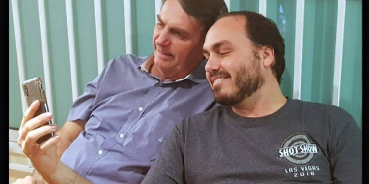 PF identifica Carlos Bolsonaro como articulador em esquema de fake news