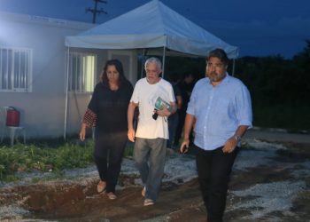 O médico (de branco) foi posto em liberdade nesta quarta-feira (1ª). Ele saiu acompanhado da mulher e do advogado de defesa Leandro Vasques (Foto: Kid Junior)