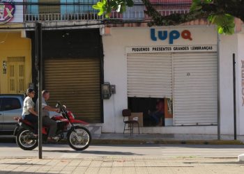 Em Caririaçu, lojas deixam portões semiabertos e recebem clientes (Foto: Antonio Rodrigues)
