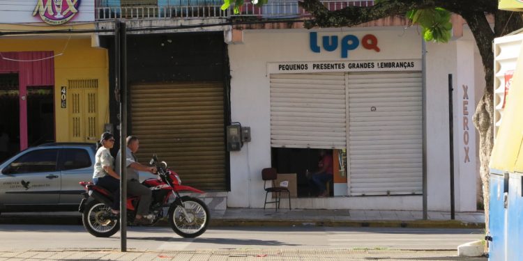 Lojas mantêm portas abertas no interior do CE de maneira irregular
