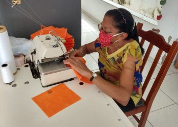 A partir do material que sobrou do carnaval, as peças foram costuradas e entregues às unidades básicas de saúde (UBS) do Município (Foto: Toni Sousa)