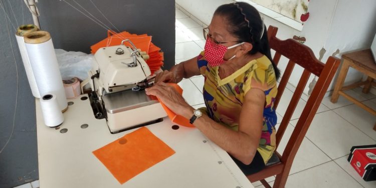 Escola de samba de Barbalha fabrica máscaras e EPI’s para profissionais de saúde