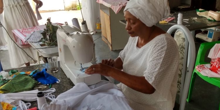 Terreiros de religiões de matrizes africanas fabricam máscaras para doar em Juazeiro do Norte