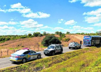 Medidas estão sendo adotadas para conter o avanço do novo coronavírus, como bloqueios sanitários e fiscalização nas estradas cearenses, para barrar ônibus clandestinos (Foto: Maciel Bezerra)