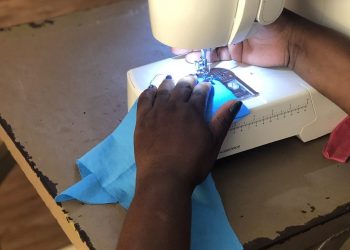 Beneficiárias de projeto produzem máscaras de tecido para prevenção do contágio da Covid-19