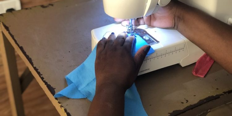 Beneficiárias de projeto produzem máscaras de tecido para prevenção do contágio da Covid-19