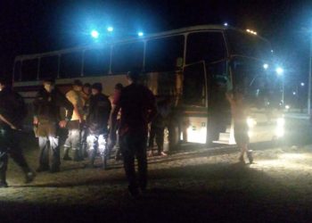 O veículo foi levado até a sede do município de Icó, onde desceram dois adultos e uma criança (Foto: Gustavo Veras)