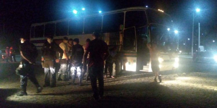 Ônibus clandestino vindo de São Paulo é interceptado em Icó