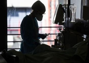 ‘Desligo os respiradores e os ajudo a morrer em paz’: relatos de uma UTI com pacientes de Covid-19