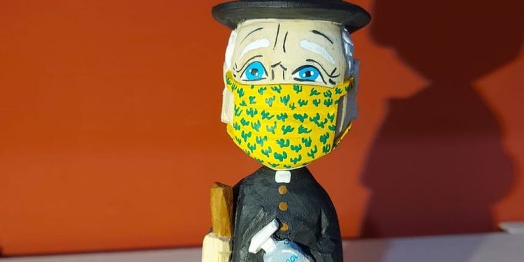 Artesão juazeirense faz boneco de Padre Cícero com máscara e álcool em gel para conscientizar sobre proteção contra o coronavírus