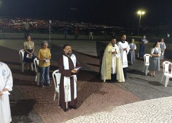 Sete sacerdotes e quatro irmãs rezaram para que a pandemia da Covid-19 seja controlada