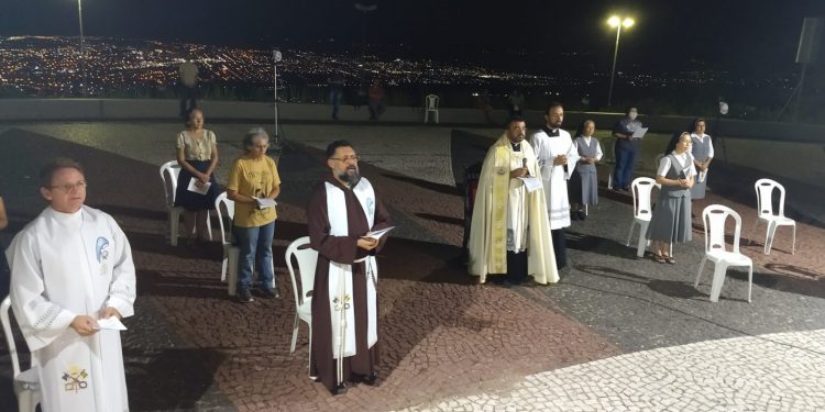 Sacerdotes se reúnem para orar aos pés da Estátua do Padre Cícero